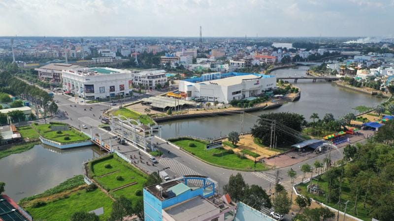 Cảnh quan xanh mướt hai bên đường cao tốc TPHCM Trung Lương khi xe cộ lưu thông tự do